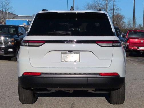 Bright White Clearcoat 2026 Jeep Grand Cherokee Altitude