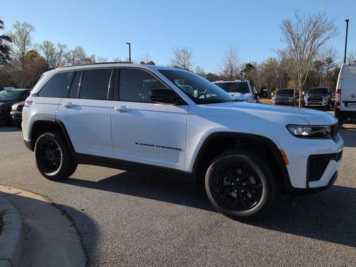 Bright White Clearcoat 2026 Jeep Grand Cherokee Altitude