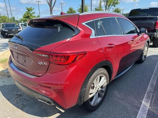 2017 INFINITI QX30 Premium