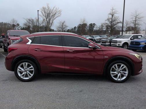 2017 INFINITI QX30 Premium