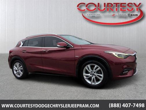 2017 INFINITI QX30 Premium