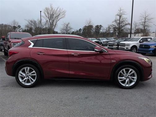 2017 INFINITI QX30 Premium