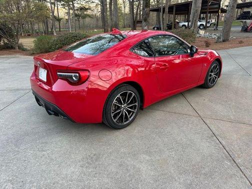 Red 2017 Toyota 86 SE