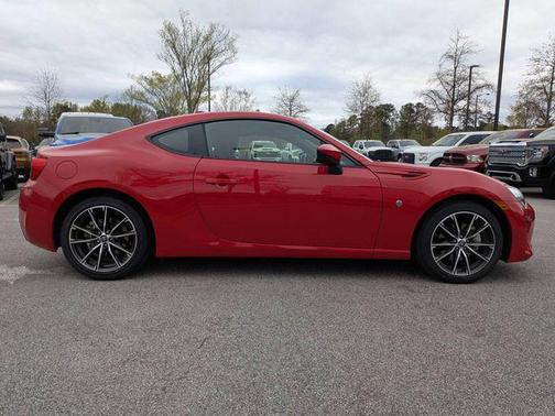 Red 2017 Toyota 86 SE