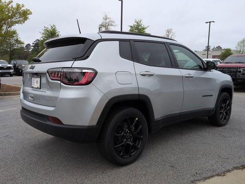 Silver Zynith Metallic Clearcoat 2026 Jeep Compass Latitude