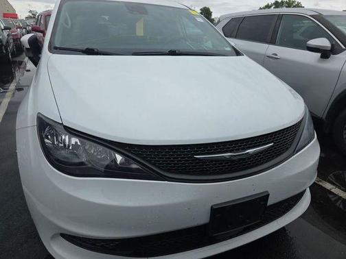 Bright White Clearcoat 2021 Chrysler Voyager L