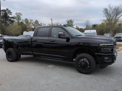 Diamond Black Crystal Pearlcoat 2026 RAM 3500 Laramie Crew Cab 4x4 8' Box