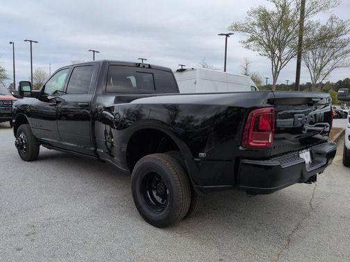 Diamond Black Crystal Pearlcoat 2026 RAM 3500 Laramie Crew Cab 4x4 8' Box