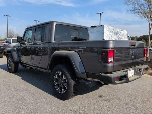 Granite Crystal Metallic Clearcoat 2026 Jeep Gladiator Sahara 4x4