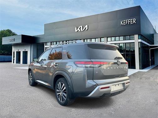 2022 Nissan Pathfinder Platinum 2WD