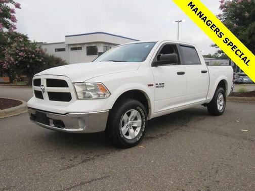 Photo 3 of 26 of 2017 RAM 1500 SLT