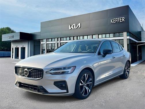 2023 Volvo S60 B5 Core Dark Theme