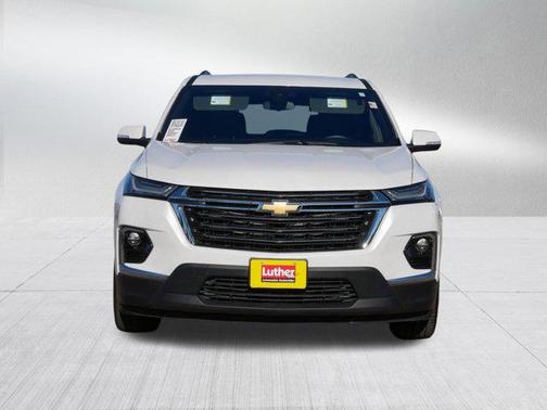 Iridescent Pearl Tricoat 2023 Chevrolet Traverse LT Cloth