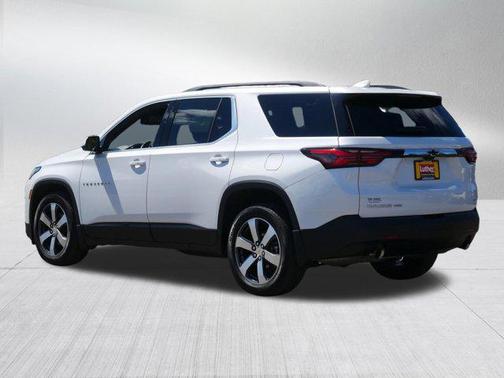 Iridescent Pearl Tricoat 2023 Chevrolet Traverse LT Leather