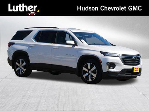 Iridescent Pearl Tricoat 2023 Chevrolet Traverse LT Leather
