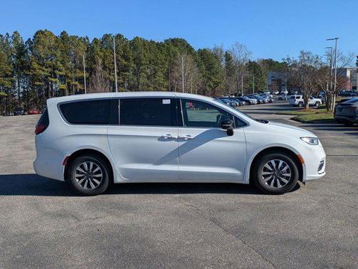 2025 Chrysler Pacifica Hybrid Select