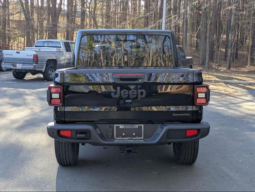 Black Clearcoat 2026 Jeep Gladiator Sahara 4x4