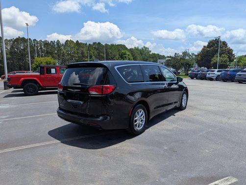 2023 Chrysler Voyager LX