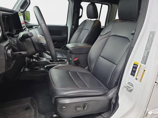 Bright White Clearcoat 2024 Jeep Wrangler 4-Door Sahara 4x4