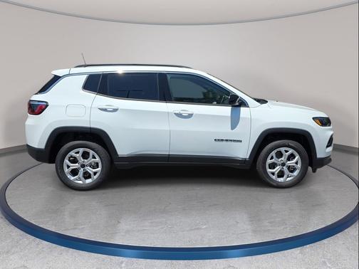 Bright White Clearcoat 2026 Jeep Compass Latitude