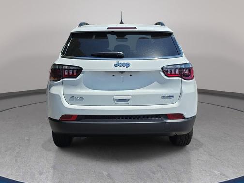Bright White Clearcoat 2026 Jeep Compass Latitude