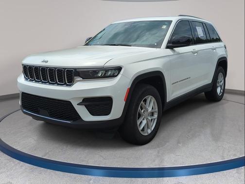 Bright White Clearcoat 2023 Jeep Grand Cherokee Laredo