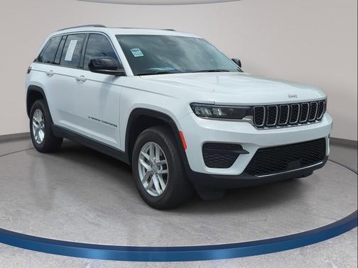 Bright White Clearcoat 2023 Jeep Grand Cherokee Laredo