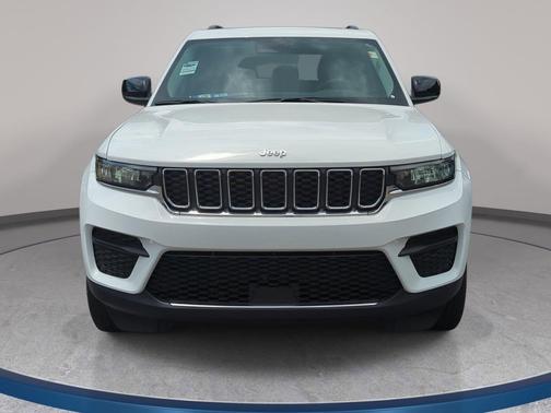 Bright White Clearcoat 2023 Jeep Grand Cherokee Laredo