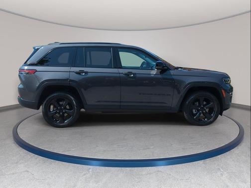 Baltic Gray Metallic Clearcoat 2023 Jeep Grand Cherokee Limited