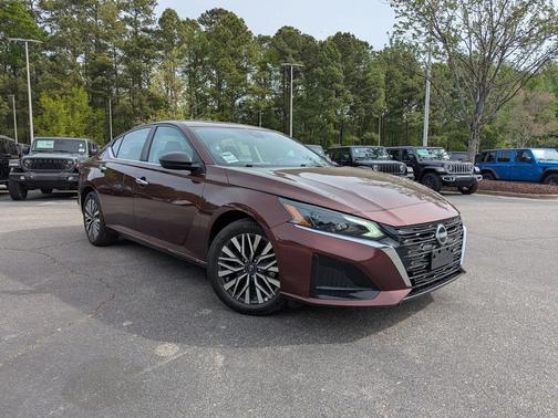 Garnet Pearl Metallic 2025 Nissan Altima SV FWD