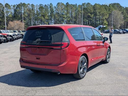 Red Hot Pearlcoat 2026 Chrysler Pacifica L