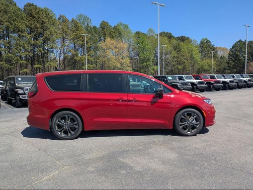 Red Hot Pearlcoat 2026 Chrysler Pacifica L
