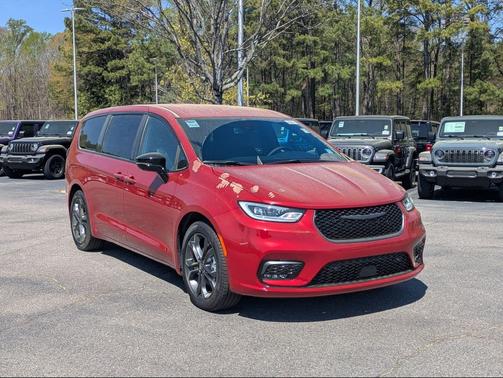 Red Hot Pearlcoat 2026 Chrysler Pacifica L