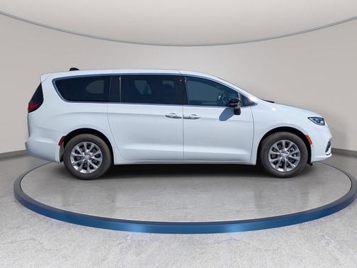 Bright White Clearcoat 2026 Chrysler Pacifica L