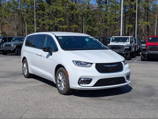 Bright White Clearcoat 2026 Chrysler Pacifica L