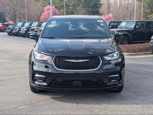 Diamond Black Crystal Pearlcoat 2026 Chrysler Pacifica L