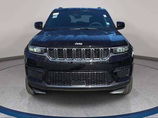 Diamond Black Crystal Pearlcoat 2026 Jeep Grand Cherokee Laredo