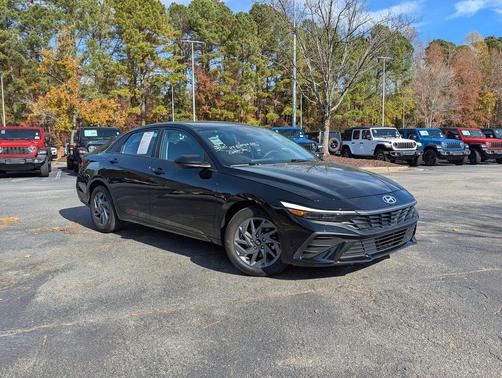2024 Hyundai ELANTRA SEL
