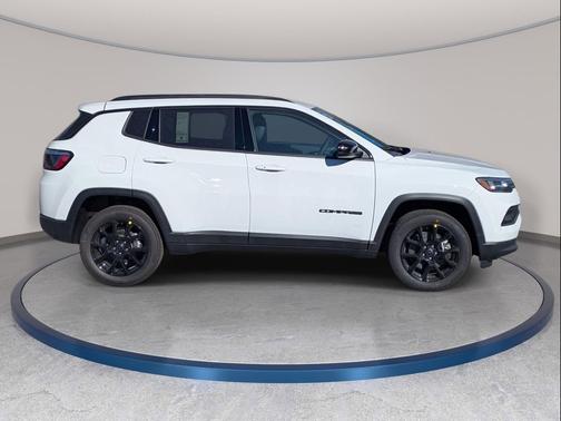 Bright White Clearcoat 2026 Jeep Compass Latitude