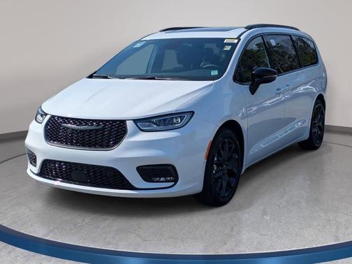 Bright White Clearcoat 2026 Chrysler Pacifica Limited