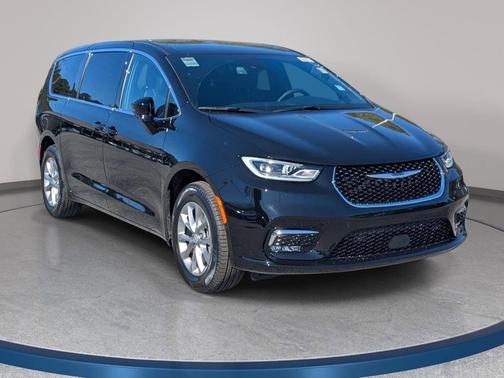 Diamond Black Crystal Pearlcoat 2026 Chrysler Pacifica L