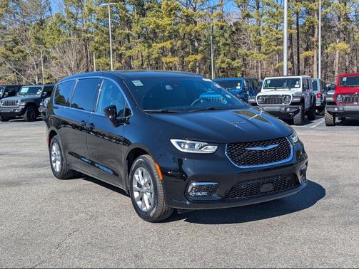 Diamond Black Crystal Pearlcoat 2026 Chrysler Pacifica L