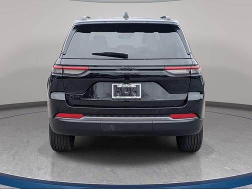 Diamond Black Crystal Pearlcoat 2026 Jeep Grand Cherokee Altitude