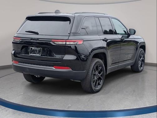 Diamond Black Crystal Pearlcoat 2026 Jeep Grand Cherokee Altitude