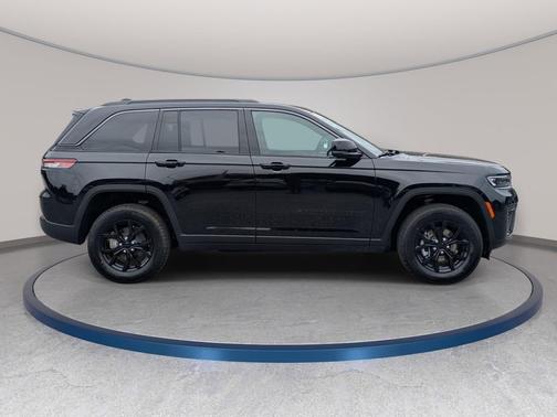 Diamond Black Crystal Pearlcoat 2026 Jeep Grand Cherokee Altitude