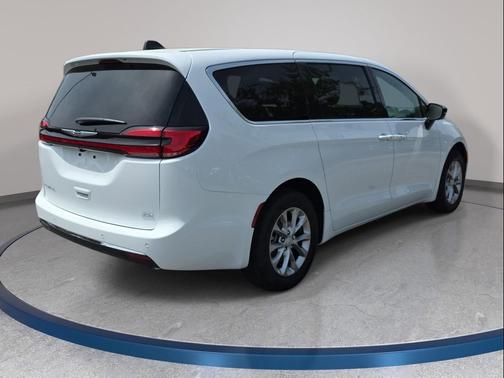 Bright White Clearcoat 2026 Chrysler Pacifica L