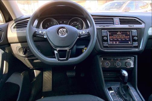 Deep Black Pearl Effect 2018 Volkswagen Tiguan 2.0T S