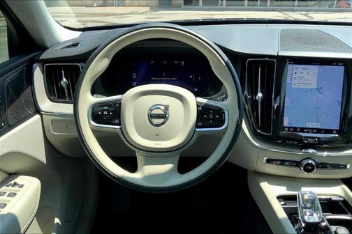 2023 Volvo XC60 B5 Ultimate Bright Theme