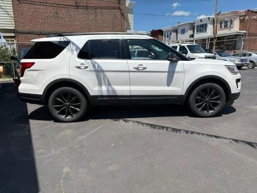 White 2018 Ford Explorer XLT