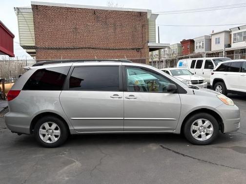 2004 Toyota Sienna LE